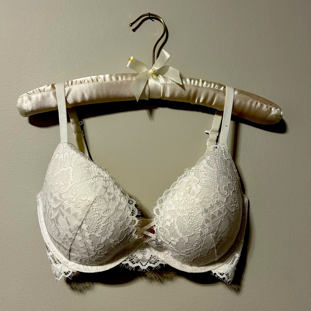 La Senza Beyond Sexy - ultimate plunge. White lace with sexy crisscross front